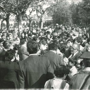 Multitud de personas en torno al Presidente de Portugal, Antonio Ramalho Eanes, en su visita a Aranjuez