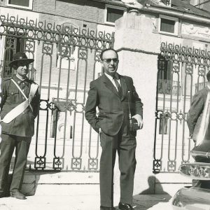 Un fotógrafo y un guarda de Patrimonio Nacional delante de la Casa del Labrador en Aranjuez