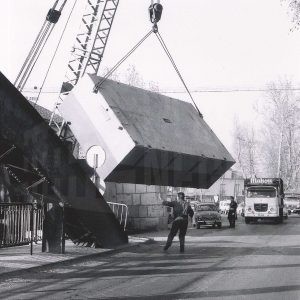 Una grúa sostiene un bloque de cemento