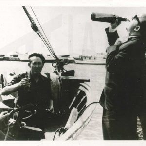 Varios hombres bebiendo en un puerto de mar