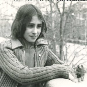 Un niño en una terraza