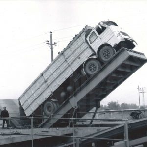 Un camión descarga remolacha en la Azucarera de Aranjuez