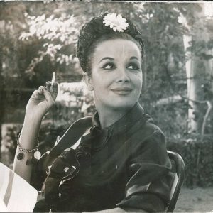 Retrato de Paquita Rico en un jardín en Aranjuez