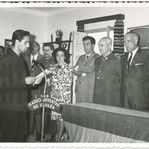 Un joven lee un texto ante varias autoridades en Radio Juventud en Aranjuez