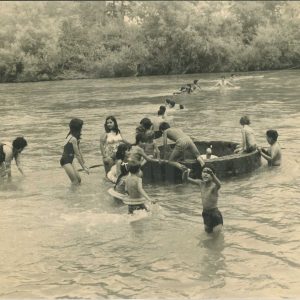 Niños jugando en el pozo de agua de la Pavera en el  río Tajo en Aranjuez