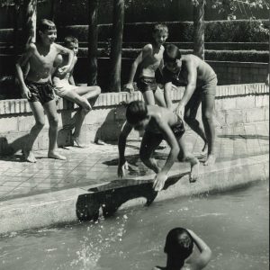 Niños jugando en el caz del Colegio Apóstol Santiago en Aranjuez