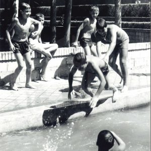 Niños jugando en el caz del Colegio Apóstol Santiago en Aranjuez