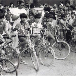 Carrera ciclista infantil en la Calle de la Reina de Aranjuez