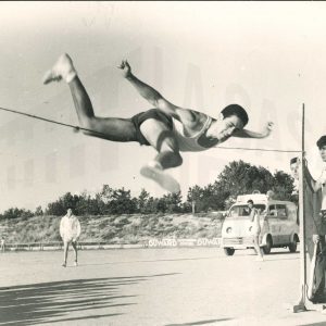 Atleta en salto de altura  en el antiguo Campo Municipal de Deportes de Aranjuez