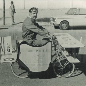 Hombre montando en una bicicleta  decorada como un aeroplano en Aranjuez