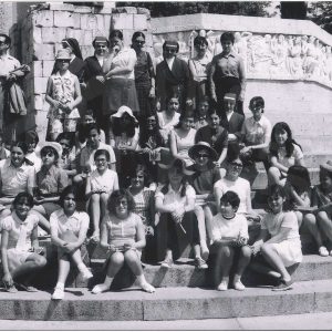 Foto grupal de niñas de un colegio con varias monjas