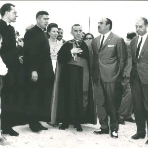 El Alcalde de Aranjuez, Manuel García Moreno, junto al Arzobispo de Madrid, Casimiro Morcillo, junto a otras autoridades en Aranjuez