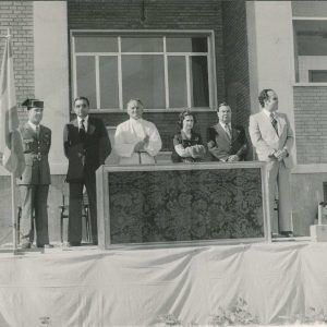 Lorenzo de la Vega, Ángel Gálvez, Milagros Farfán, Directora del Colegio Sagrada Familia, y otras personas en una tribuna en el Colegio Apóstol Santiago de Aranjuez durante unas Olimpiadas