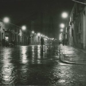La Calle Postas de Aranjuez, de noche tras la lluvia