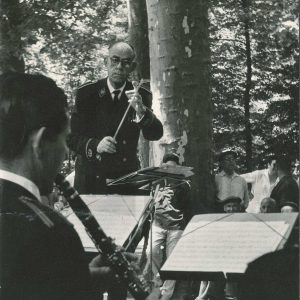El Maestro José Moya, director de la Banda Municipal, durante un concierto en el Jardín de la Isla de Aranjuez