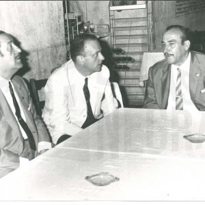 Autoridades conversando durante el ágape con motivo de la inauguración de la Oficina de Turismo de Aranjuez