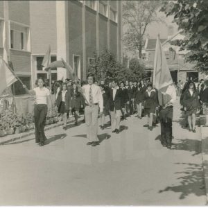 Desfile de alumnos y alumnas del Colegio Apóstol Santiago de Aranjuez durante una Olimpiada