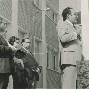 Lorenzo de la Vega pronunciando un discurso desde la tribuna en la inauguración de unas Olimpiadas en el Colegio Apóstol Santiago de Aranjuez