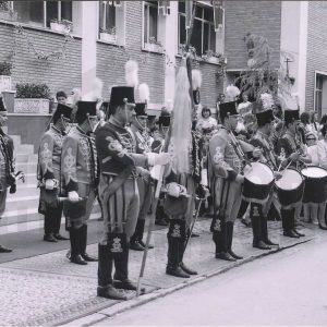 Banda de músicos con uniforme de húsares de Pavía durante el desfile de una Olimpiada en el colegio Apóstol Santiago de Aranjuez