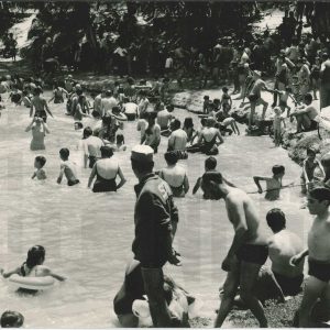Multitud de personas bañándose en el río Tajo en Aranjuez en presencia de un socorrista