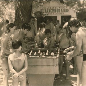 Niños y niñas jugando al futbolín en el Rancho Grande en Aranjuez