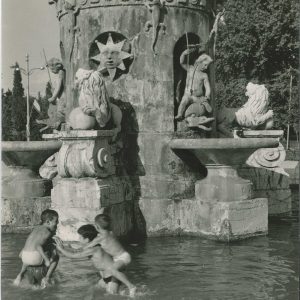Cuatro niños juegan mientras se bañan en la Fuente de la Mariblanca en Aranjuez