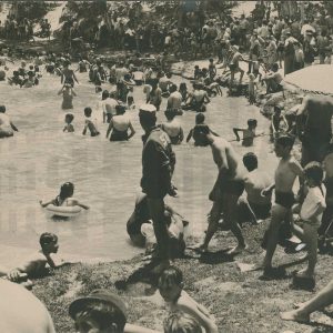 Multitud de personas bañándose en el río Tajo en Aranjuez en presencia de un socorrista