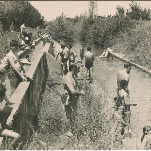 Numerosos bañistas en un caz en Aranjuez