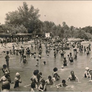 Numerosos bañistas en la playa de La Pavera en Aranjuez