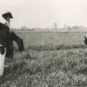 Un niño fotografía a un espantapájaros
