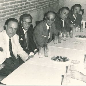 Autoridades conversando durante el ágape con motivo de la inauguración de la Oficina de Turismo de Aranjuez