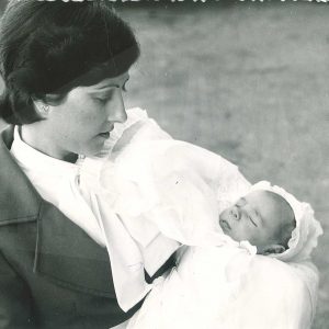 Una mujer con un bebé en brazos