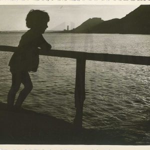 Maribel Talavera mirando al mar