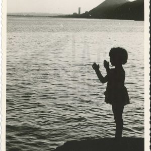 Maribel Talavera mirando al mar