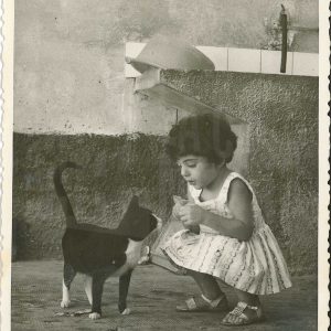 Maribel Talavera con un gato