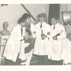 Varios hombres con batas blancas en una celebración