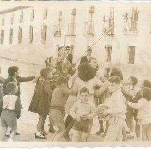 Un hombre y un grupo de niños durante un juego