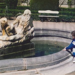 Una niña mira la Fuente de Neptuno del Jardín del Príncipe de Aranjuez