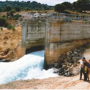 Una familia junto al «Grifo» del Pantano de Alarcón
