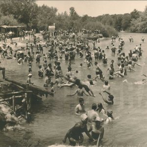 Numerosos bañistas en la playa de La Pavera en Aranjuez