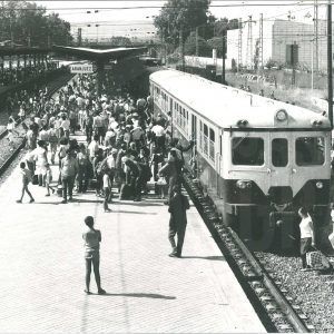 Numerosas personas en los andenes y las vías de la Estación de Aranjuez