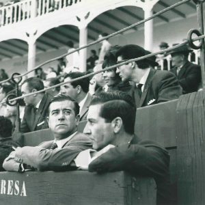 Antonio Bienvenida viendo una corrida desde el callejón de la Plaza de Toros de Aranjuez