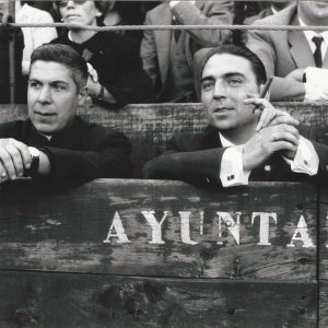 El cura párroco y el juez de 1ª Instancia asistiendo desde el callejón, junto a otras personas, a una corrida de toros en Aranjuez