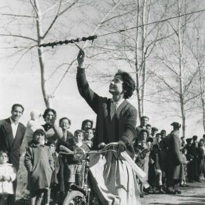 Mujer en bicicleta durante un juego de cintas en la fábrica MAFE (Manufacturas Fotográficas Españolas) de Aranjuez