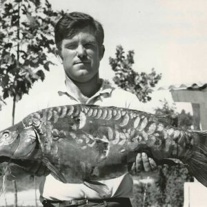 Pescador exhibe pieza cobrada en concurso de pesca en Aranjuez