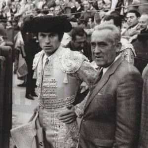 Sebastián Palomo Linares junto a «El Churrero» en el callejón durante una corrida en la Plaza de Toros de Aranjuez