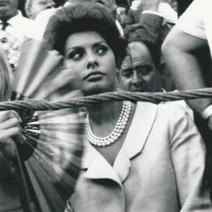 Sofía Loren en la grada de la Plaza de Toros de Aranjuez