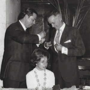 El Alcalde de Aranjuez, Antonio Clavet, impone una condecoración a Jesús Andújar, coronel del Regimiento de Pavía en su cena de despedida de Aranjuez