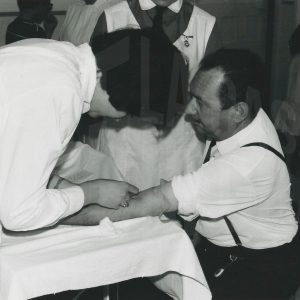 Extracción de sangre al Alcalde de Aranjuez, Manuel García Moreno, durante un acto en la Sección Femenina de Aranjuez