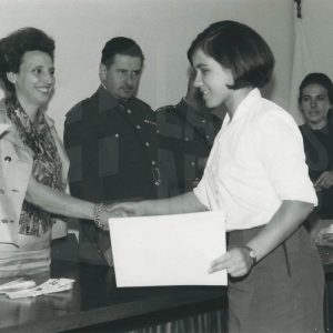 Acto de entrega de diplomas en la Sección Femenina en Aranjuez